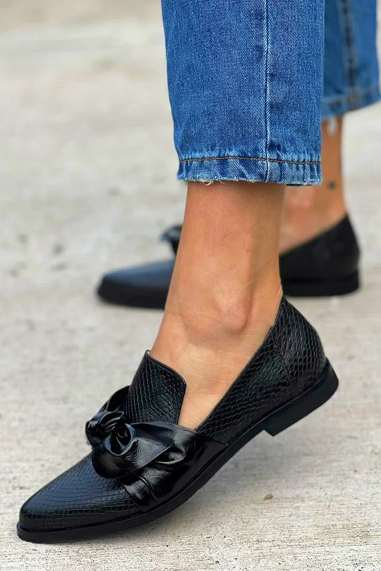 Georgia | Black Loafer Featuring a Glossy Bow