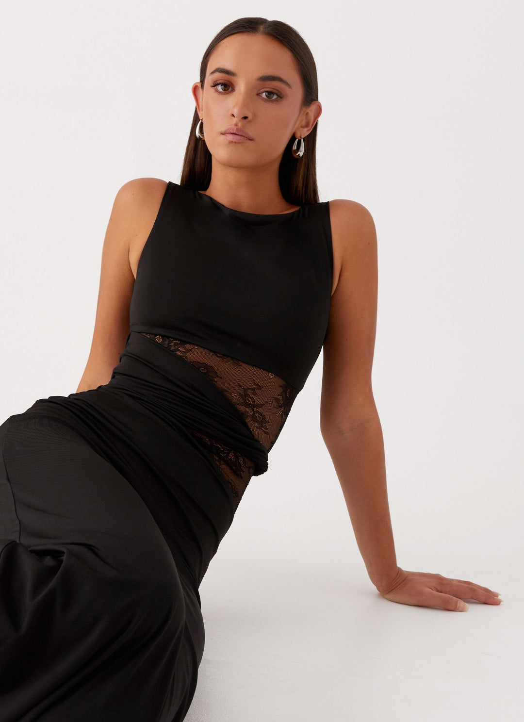 Leni - Fitted maxidress with discreet cuts and laces