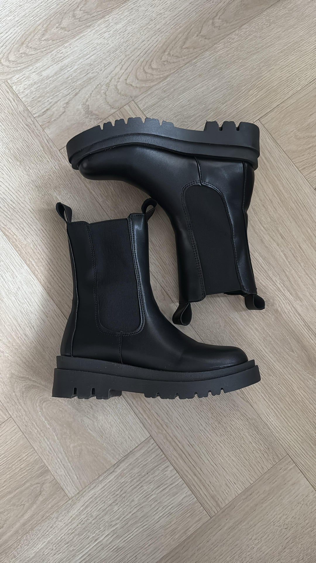 Christina | Chelsea Boots